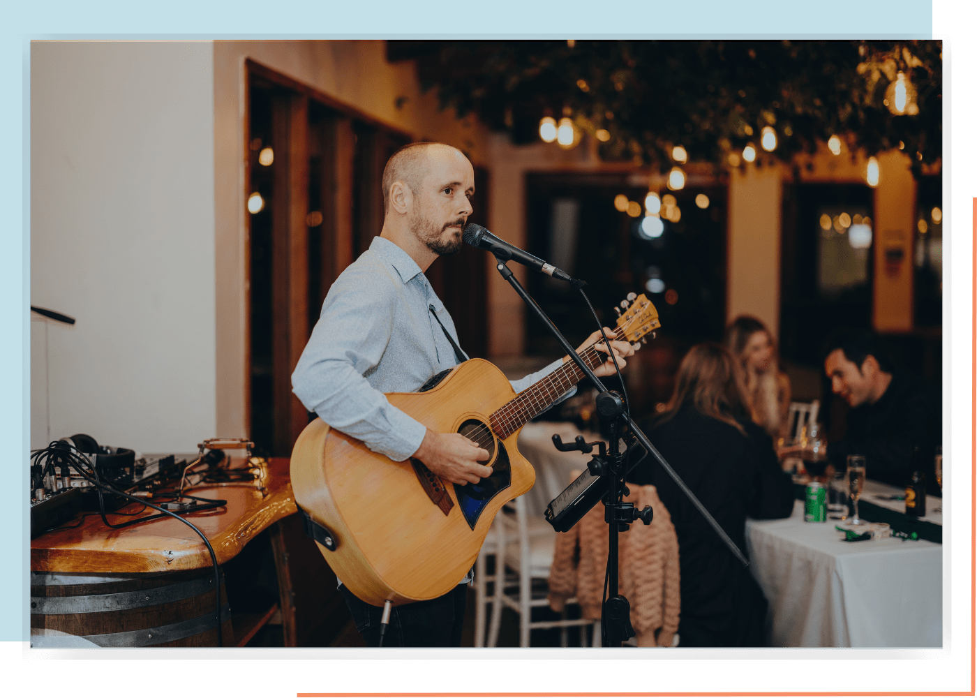 Jasper Hawkins performing a solo acoustic set